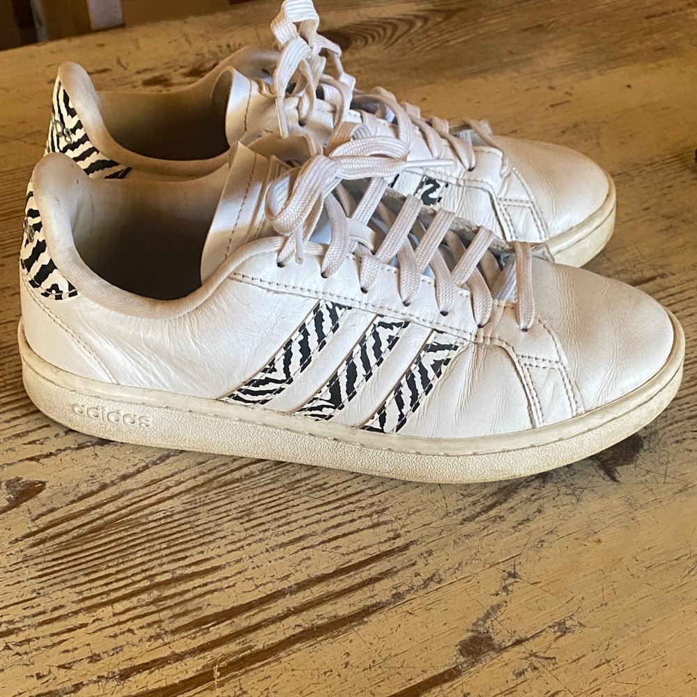 Adidas Grand Court Sneaker 💯 leather 
Cloud foam Comfort insole size 8 women’s